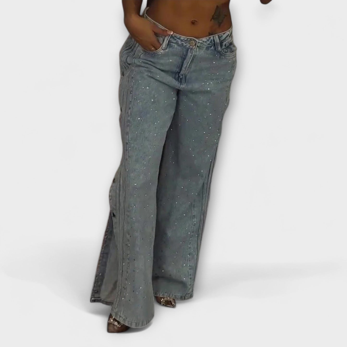 Vera | Aurora - Mit Strass verzierten High-Waisted Jeans mit seitlichen Knöpfen
